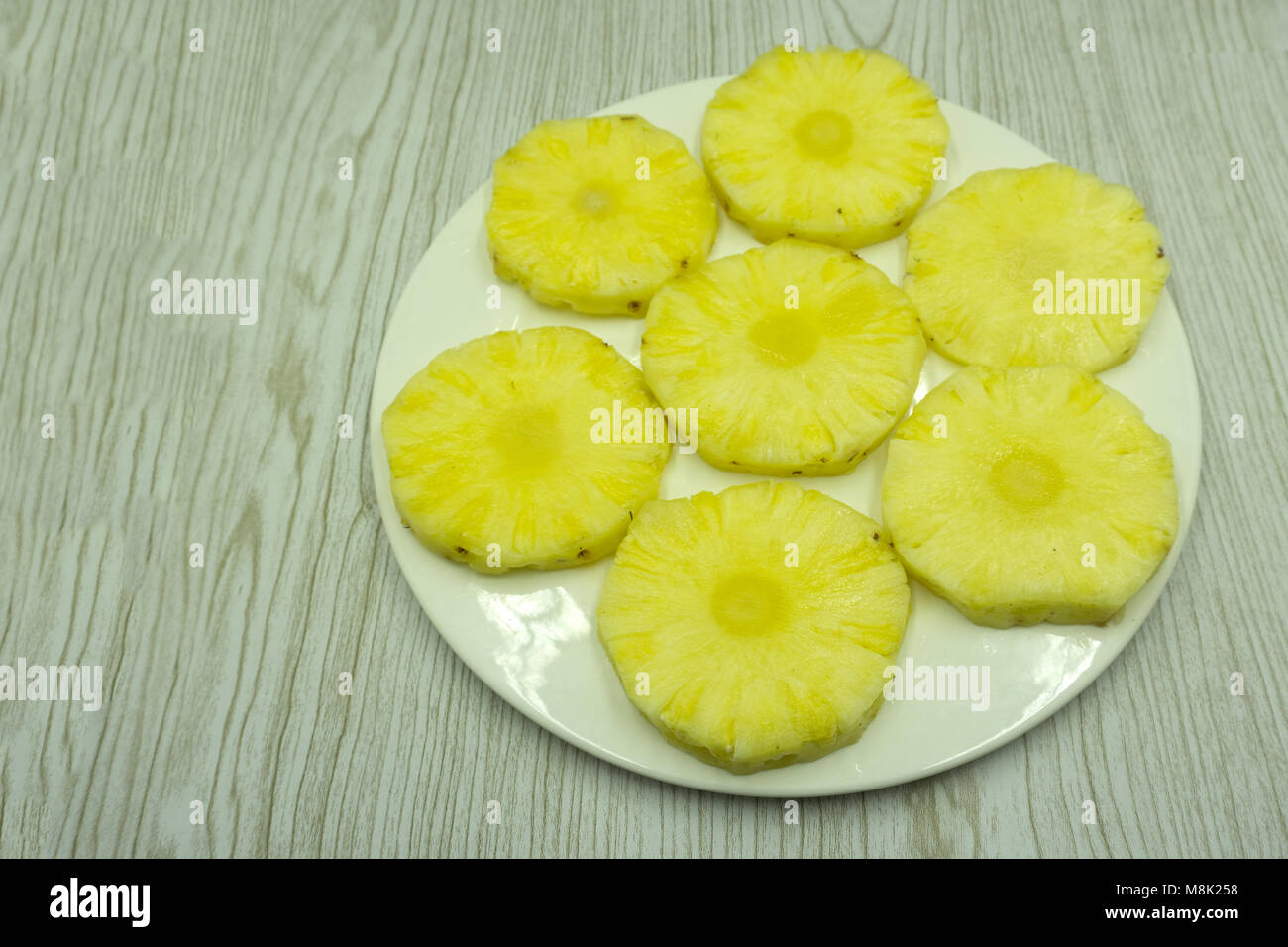 Un gran jamón aderezado con rodajas de piña y cerezas al marrasquino