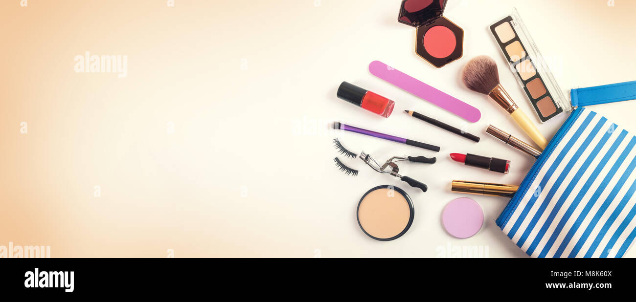 Bolsa de cosméticos con el grupo de productos de maquillaje espacio copia de vista superior. Foto de stock