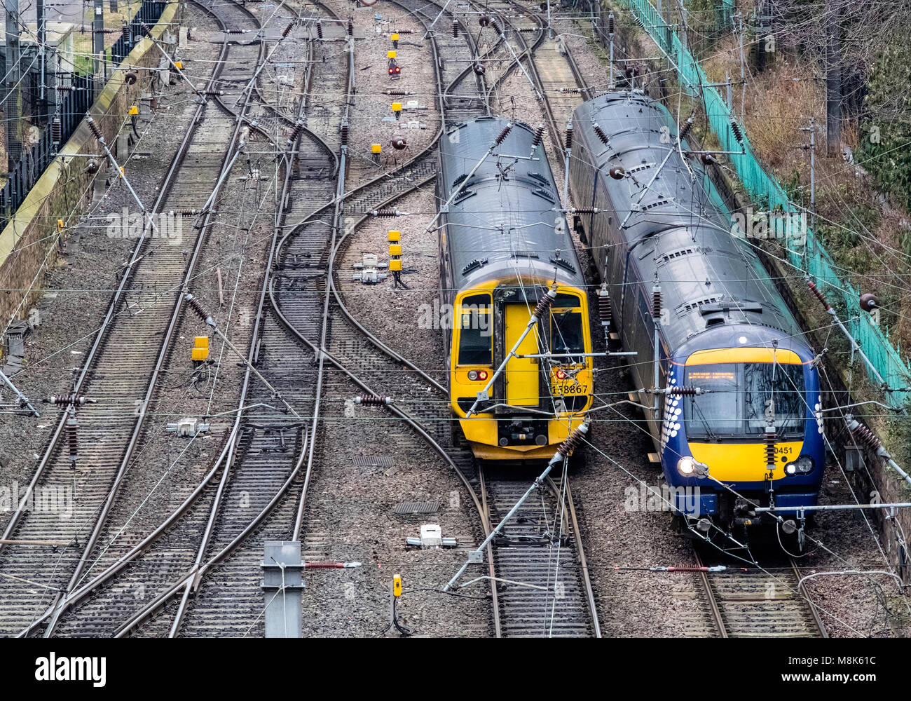 Los trenes de pasajeros Scotrail y pistas en la estación de trenes de Waverley en Edimburgo, Escocia, Reino Unido Foto de stock