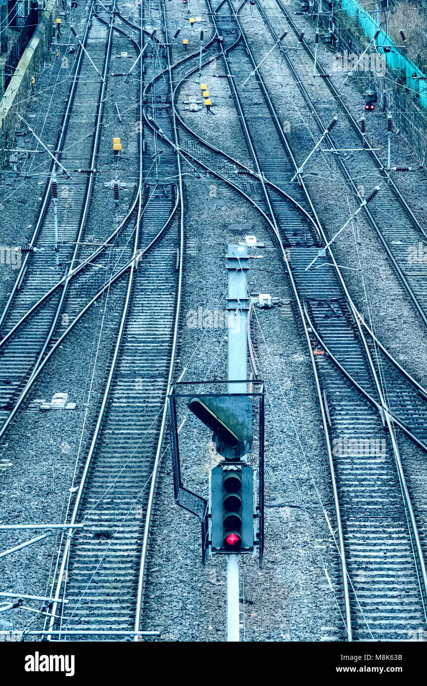 Vista de las vías del ferrocarril, en el enfoque de la estación de trenes de Waverley en Edimburgo, Escocia, Reino Unido Foto de stock
