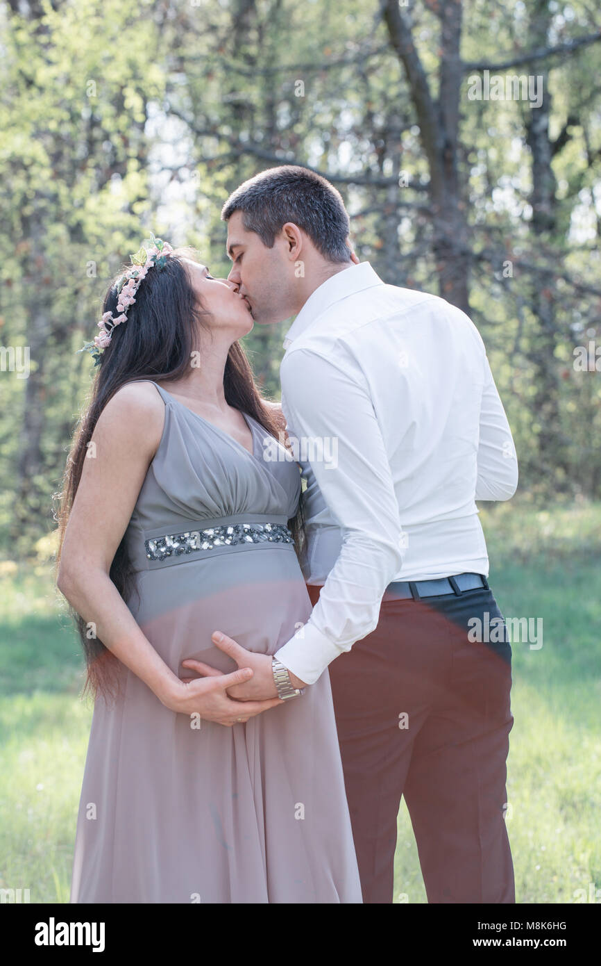 Pareja embarazada besos Fotografía de stock - Alamy
