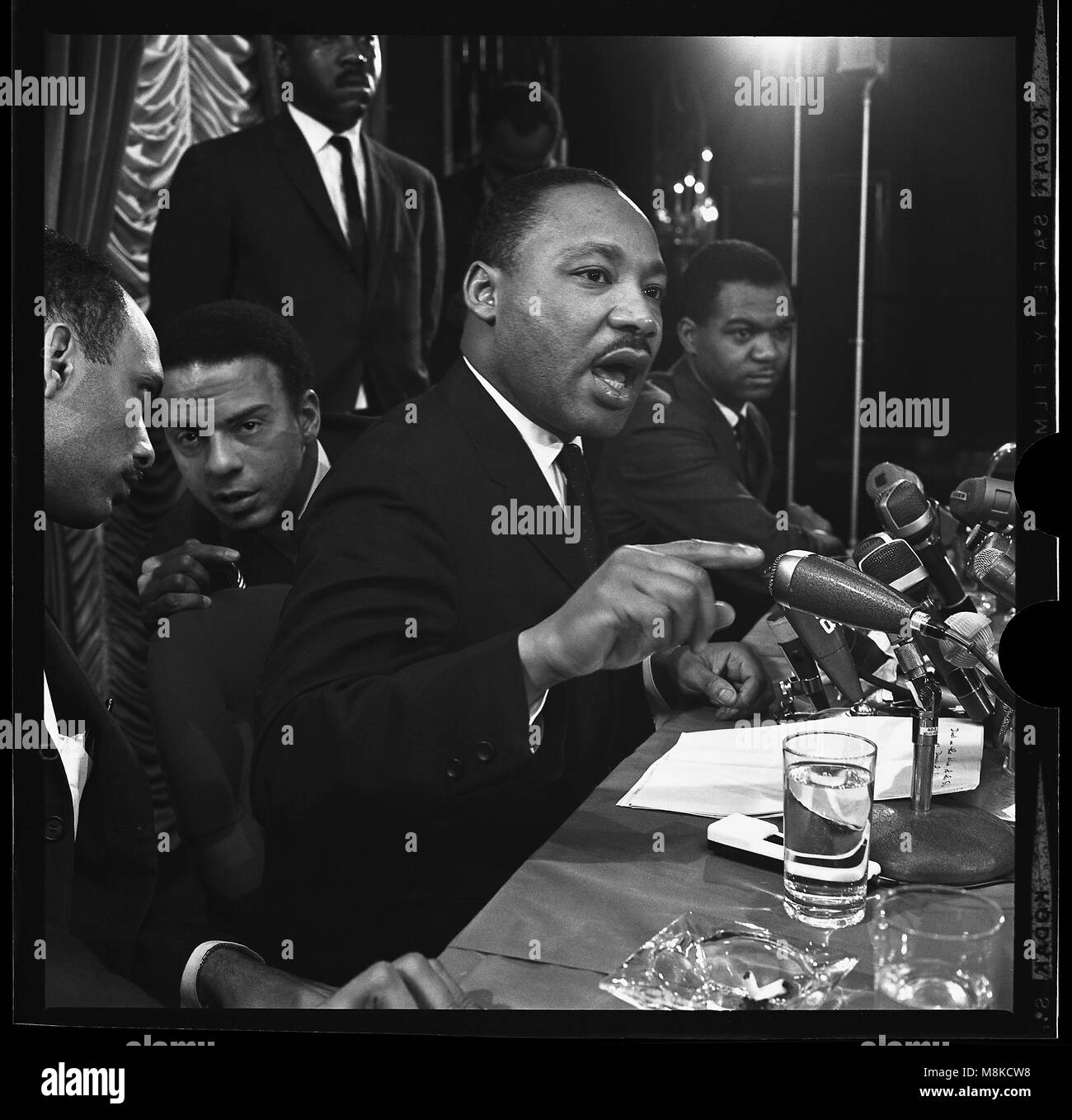 Martin Luther King con Andrew Young y Al Raby en conferencia de prensa en el Sahara Hotel de Chicago, Ill. rey anuncia la campaña "ciudad abierta" para combatir los problemas de los pobres en el norte. Este es el primer verdadero del CPCP campaña norte. Enero 7, 1966 Foto de stock