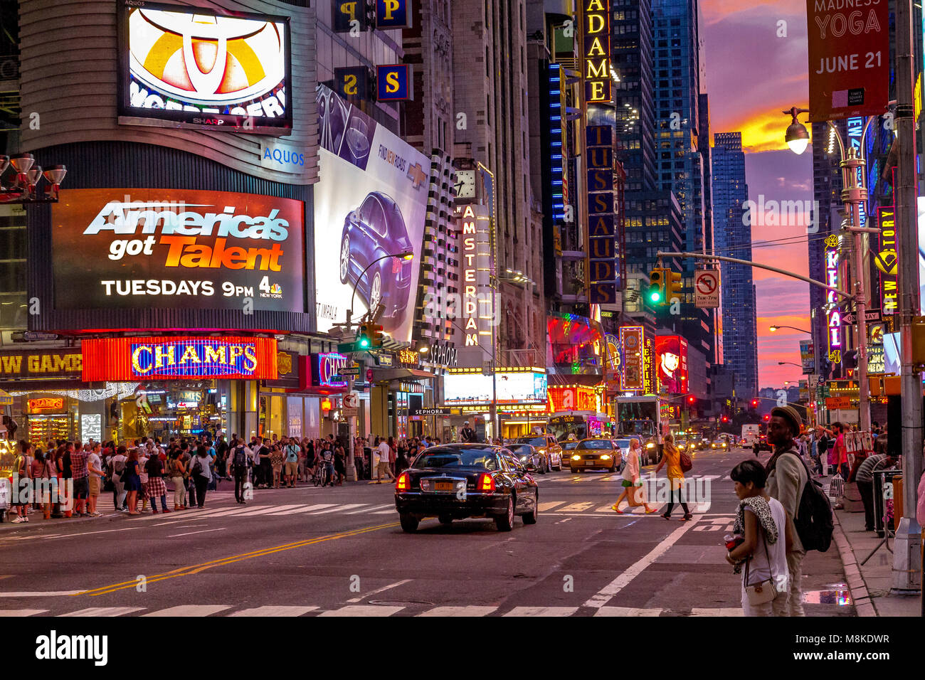 Tráfico circulando a través de Times Square, Manhattan, Ciudad de Nueva York Foto de stock