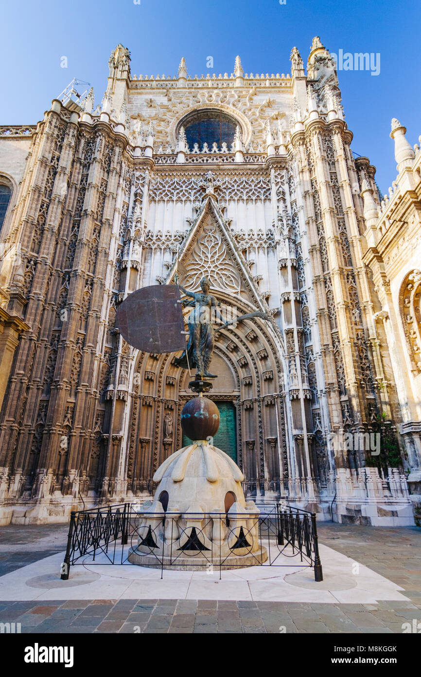 sevilla-andalucia-espana-puerta-del-principe-gotico-puerta-del-principe-de-la-catedral-y-una-replica-del-giraldillo-o-veleta-estatua-en-la-parte-superior-m8kggk.jpg