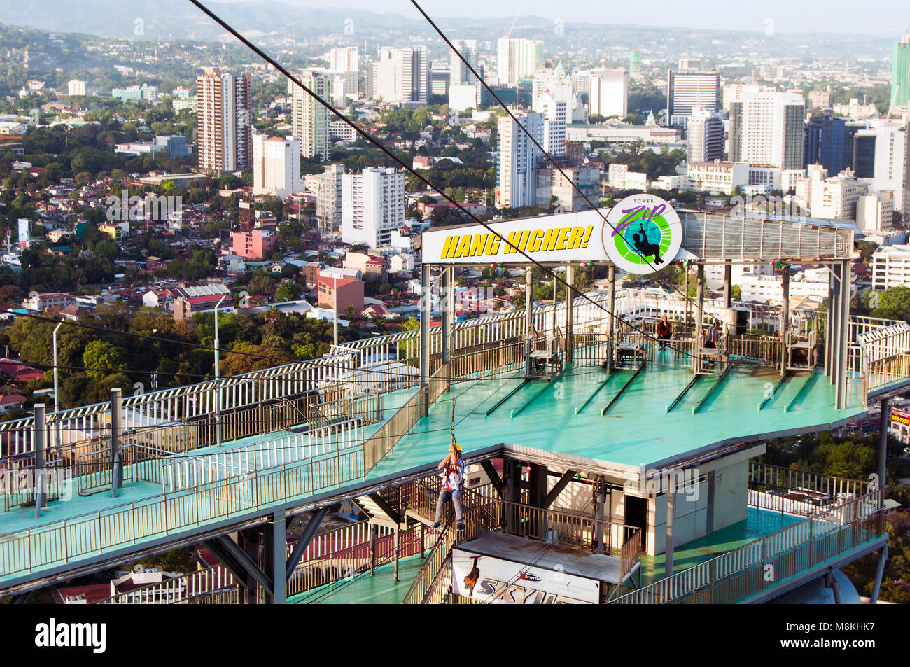 Flying fox, o zipline sky aventura en la corona Regedncy Building, en la Ciudad de Cebu, Filipinas Foto de stock