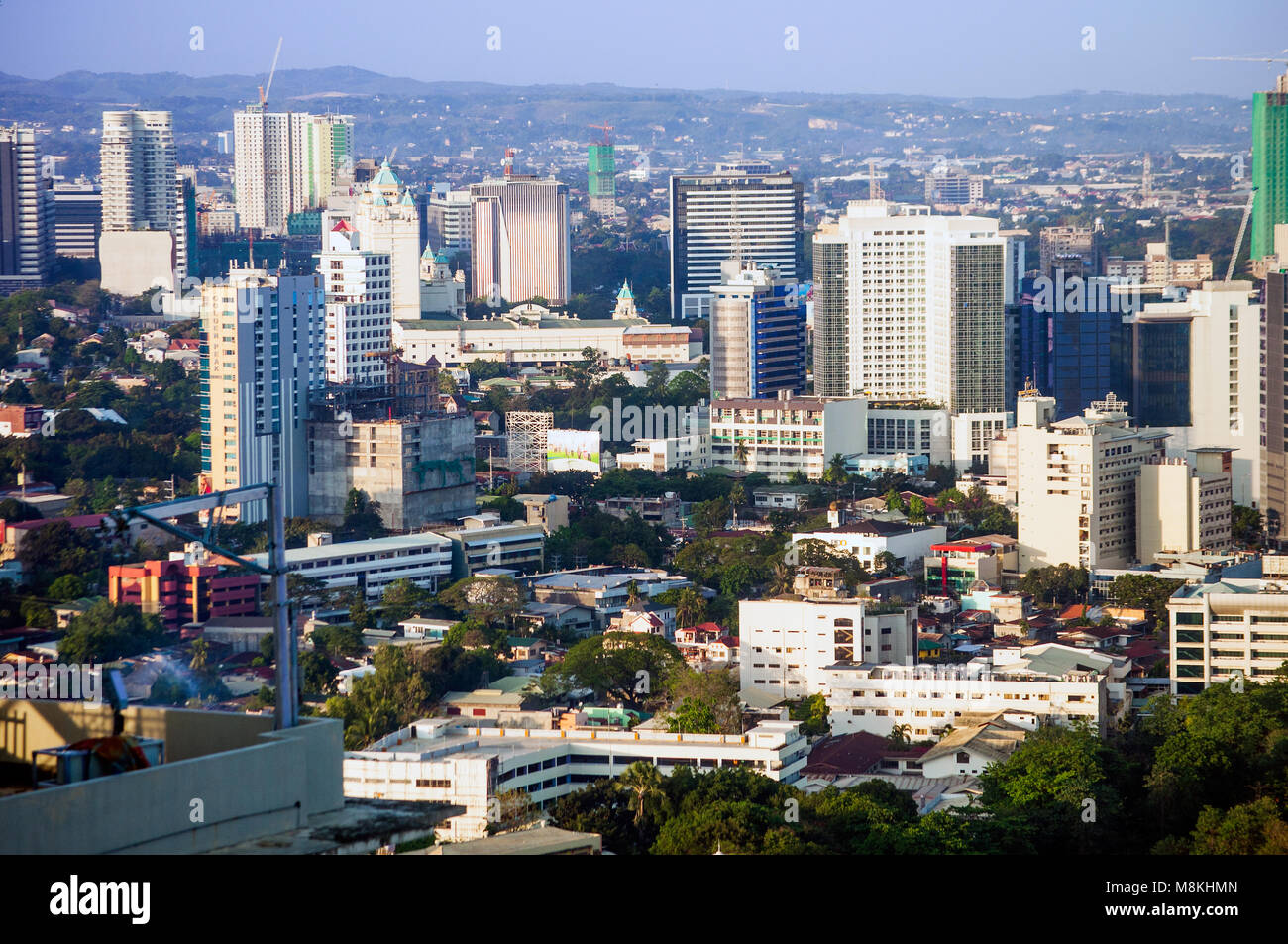 Vista aérea de la ciudad de Cebu bajos y altos edificios mirando al norte, Filipinas Foto de stock