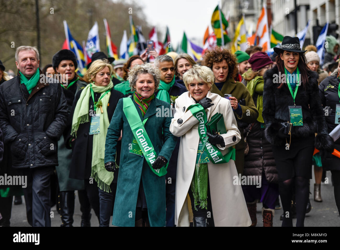 Gloria Hunniford, Imelda Staunton, Alcalde de Londres Sadiq Khan, Catherina Casey en el Desfile del Día de San Patricio en Londres 2018 Foto de stock