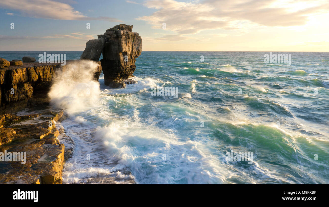 El mar embravecido en roca púlpito cerca de Portland Dorset, Inglaterra, Reino Unido. Foto de stock