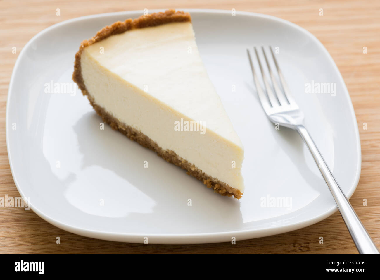 Classic New York cheesecake sobre placa blanca. Closeup view, el enfoque selectivo Foto de stock