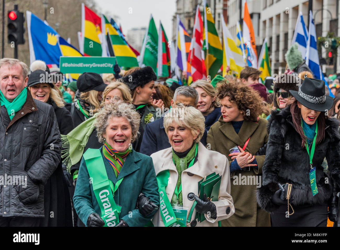 El alcalde de Londres, Sadiq Khan, Grand Marshalls Gloria Hunniford & Imelda Staunton liderar el London St Patrick's Day Parade desde Piccadilly hasta Trafalgar Square. Crédito: Guy Bell/Alamy Live News Foto de stock