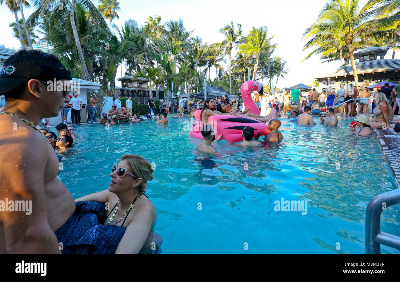 Miami, EE.UU. 17 Mar, 2018. La gente disfruta de la música de DJ durante la  Semana de la música de Miami pool Kickoff Party producida por 93,5FM Radio  Revolución de Miami en