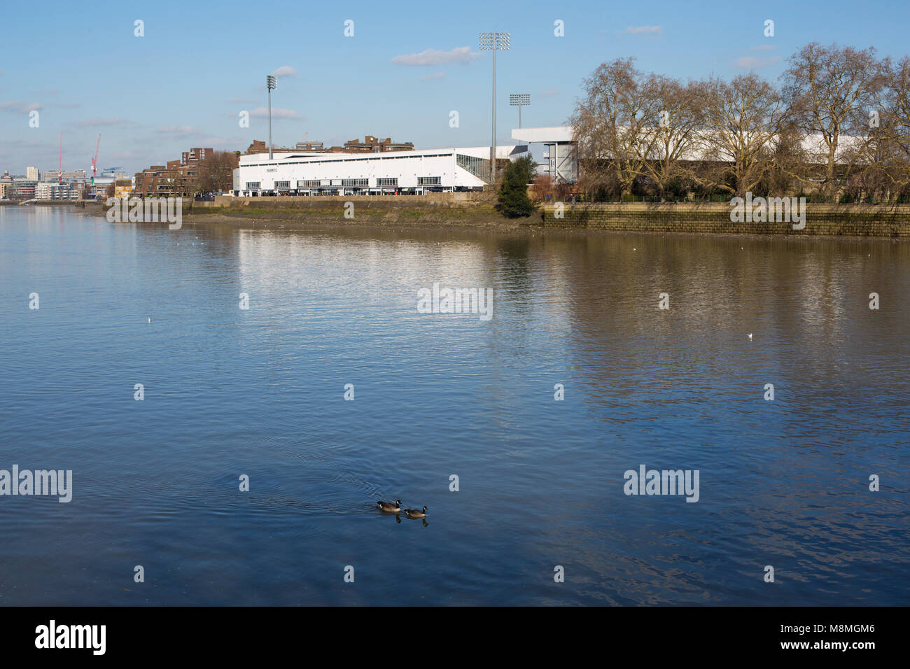 Fulham stadium visto por el Southside del río Foto de stock