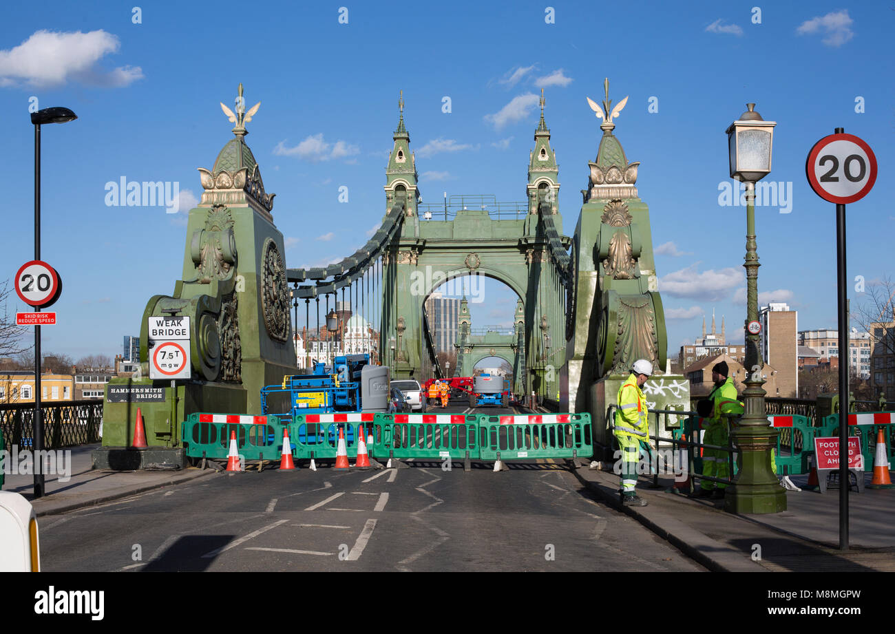 Hammersmith Bridge cerrado al tráfico Foto de stock