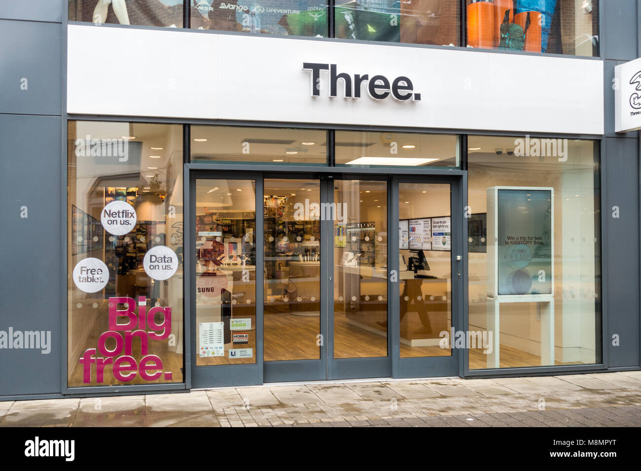 Los tres tienda de teléfonos móviles en St Edwards Corte en Windsor. Aquí podemos ver el escaparate de la parte delantera de la tienda. Foto de stock