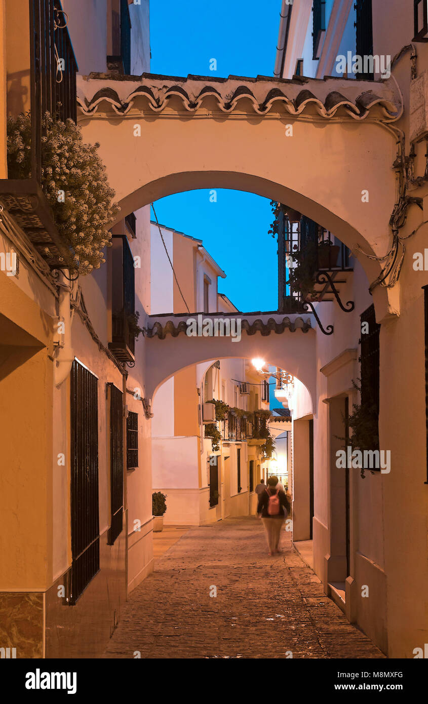 La cuesta de la calle San Juan, al anochecer. Barrio de El Cerro. Cabra. La provincia de Córdoba. Región de Andalucía. España. Europa Foto de stock