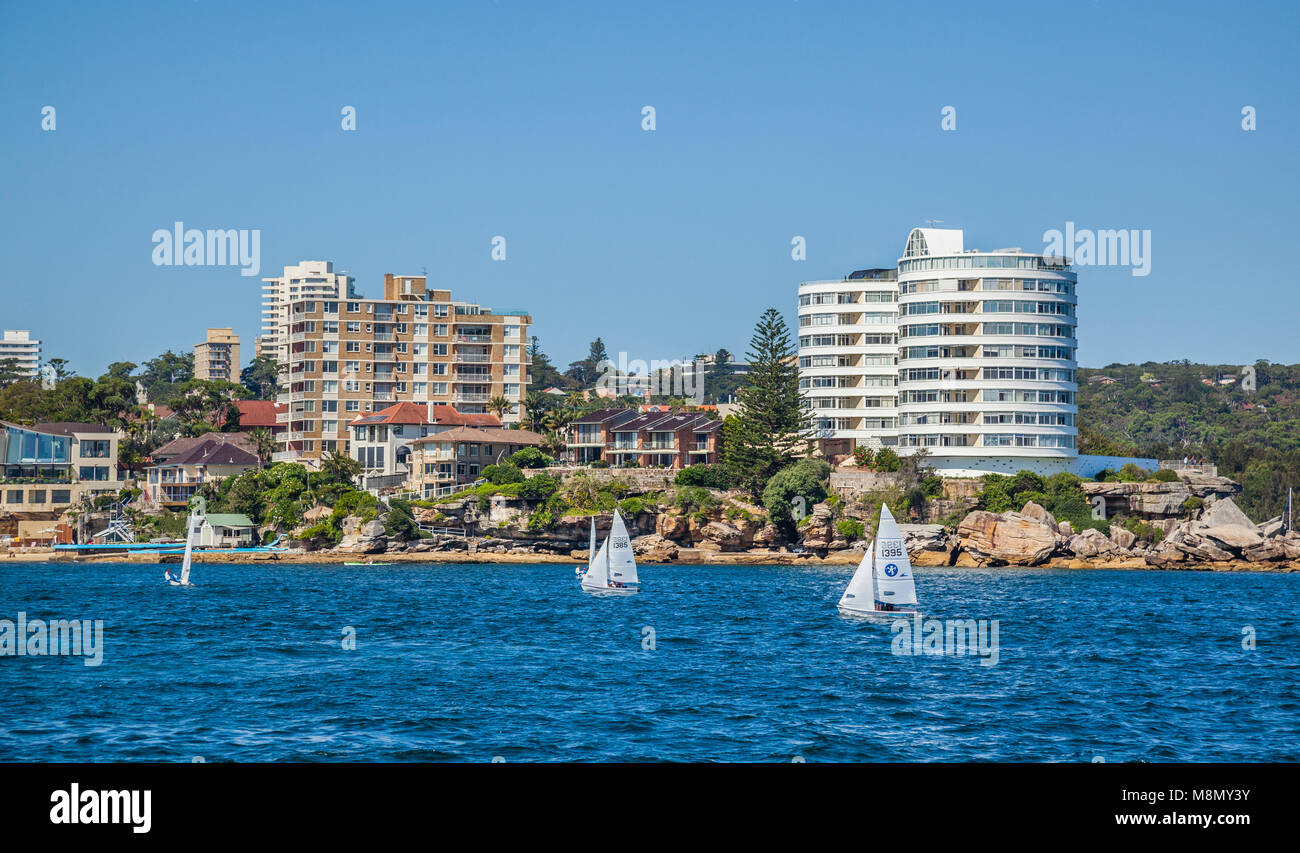 Kilburn Torres, un notable par de torres de apartamentos Smedleys circular en punto, Manly en el extremo sur de Manly Cove en Sydney's North Harbor, Nueva Foto de stock