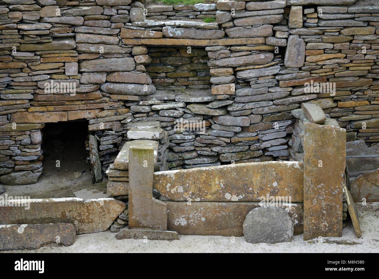 Skara Brae en la Edad de Piedra en la aldea neolítica Skaill, Orkney, Escocia. Detalle del interior del cajón de cama de piedra y alcobas en la casa 1. 3100 A.C. Foto de stock