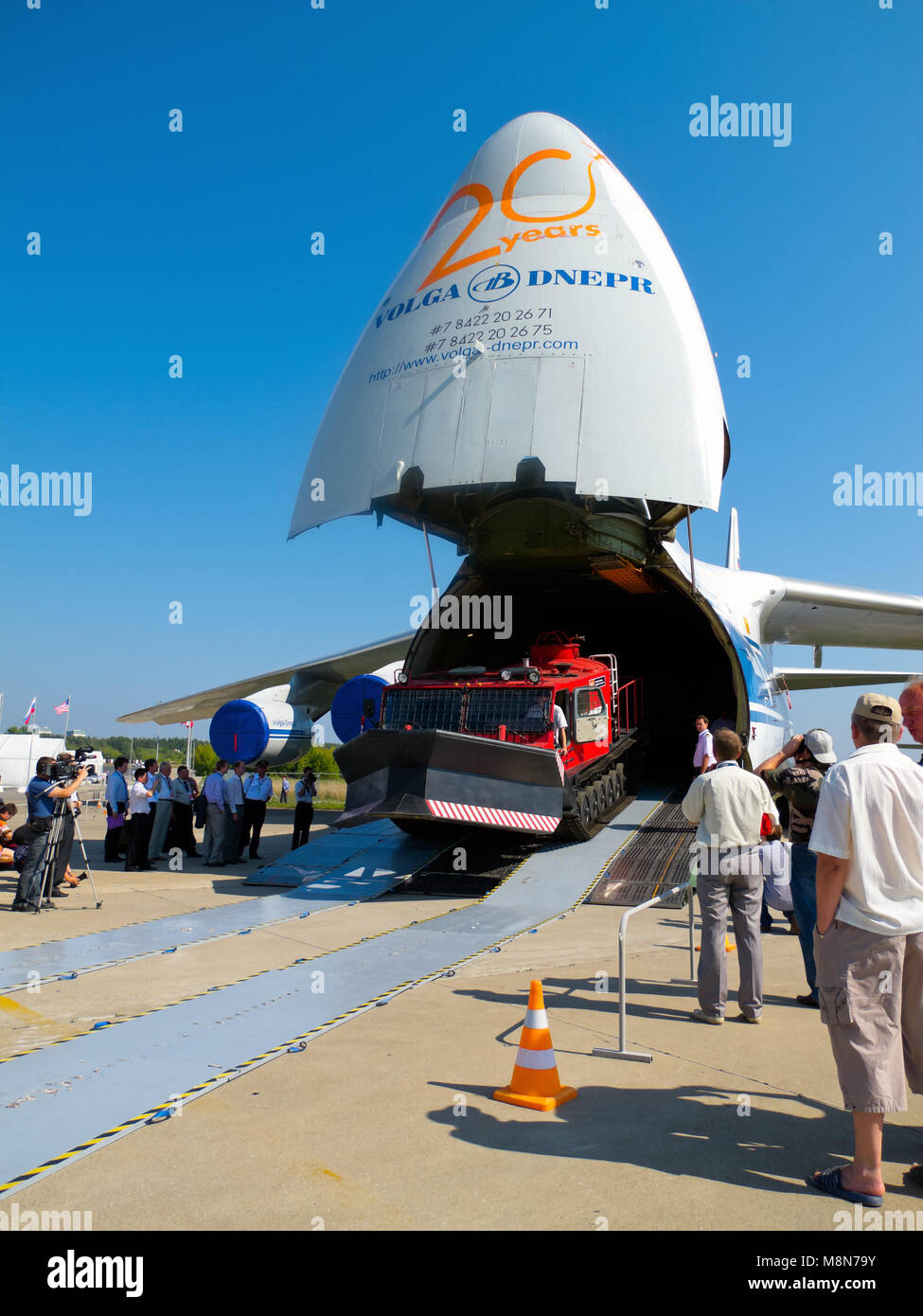 Un Antonov 124 100 VOLGA DNEPR avión descarga, la rampa delantera hacia abajo, la nariz en la aviación internacional y espacio de salón en Moscú. ZHUKOWSKY Foto de stock