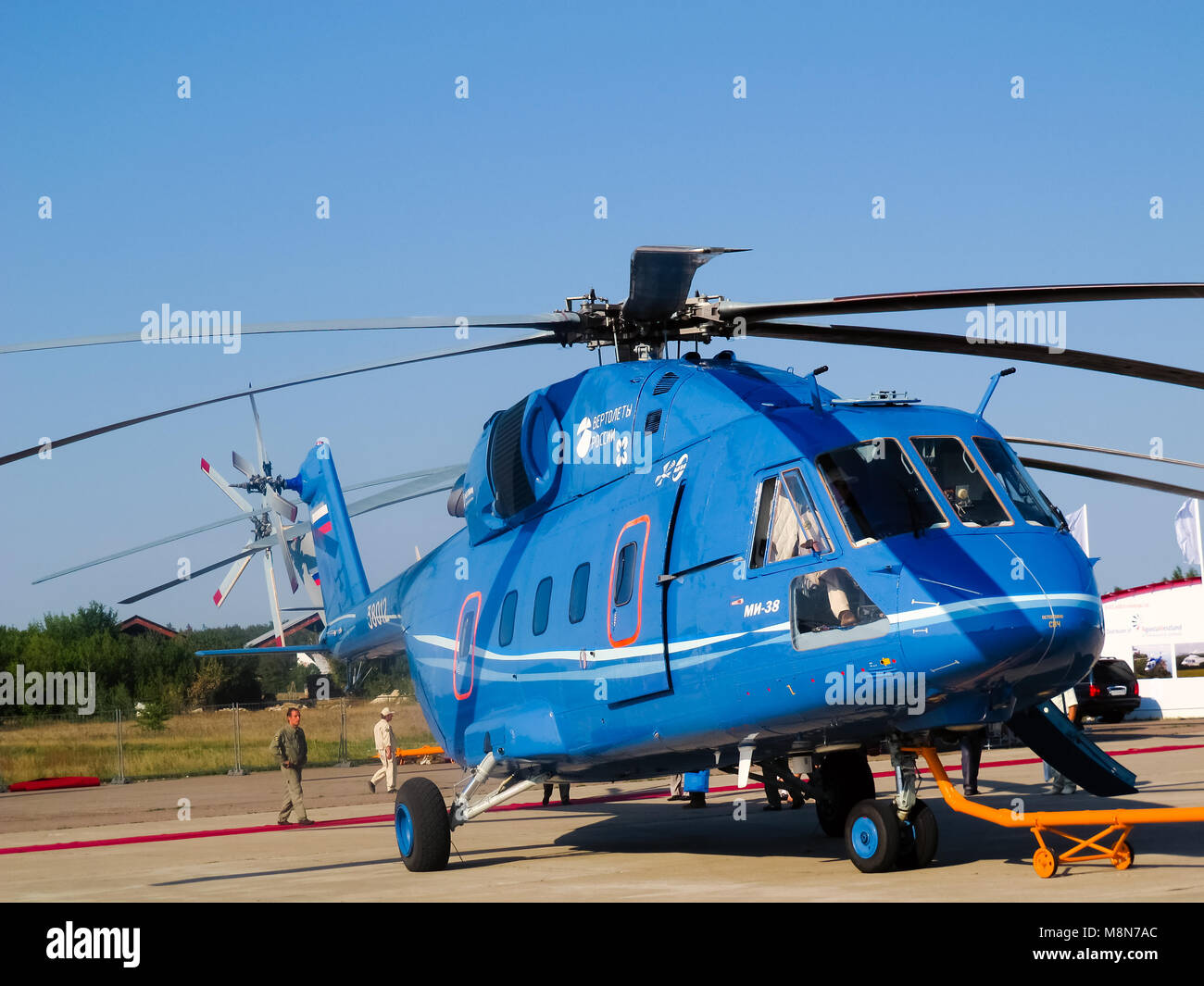 Mi 38, helicópteros de transporte civil y militar ruso E1h clase aviones en la aviación internacional y espacio de salón en Moscú, ZHUKOWSKY - 17 de agosto Foto de stock