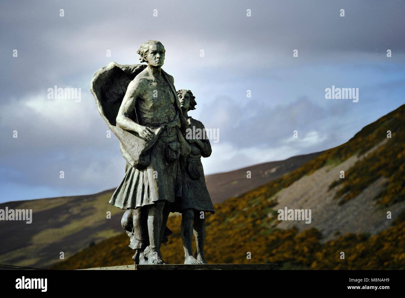 Highland holguras memorial mostrando familia desalojada de Glen home. Situado en Helmsdale, Sutherland, Escocia. Creado el año 2004 por el escultor Gerald Laing Foto de stock