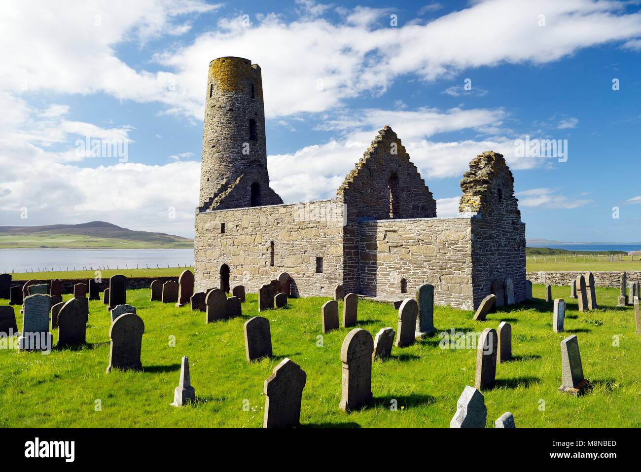 Iglesia de San Magnus, Egilsay, Islas Orkney, Escocia. 12C Viking Norse redondo torre campanario cristiano y la capilla de San Magnus cementerio Foto de stock