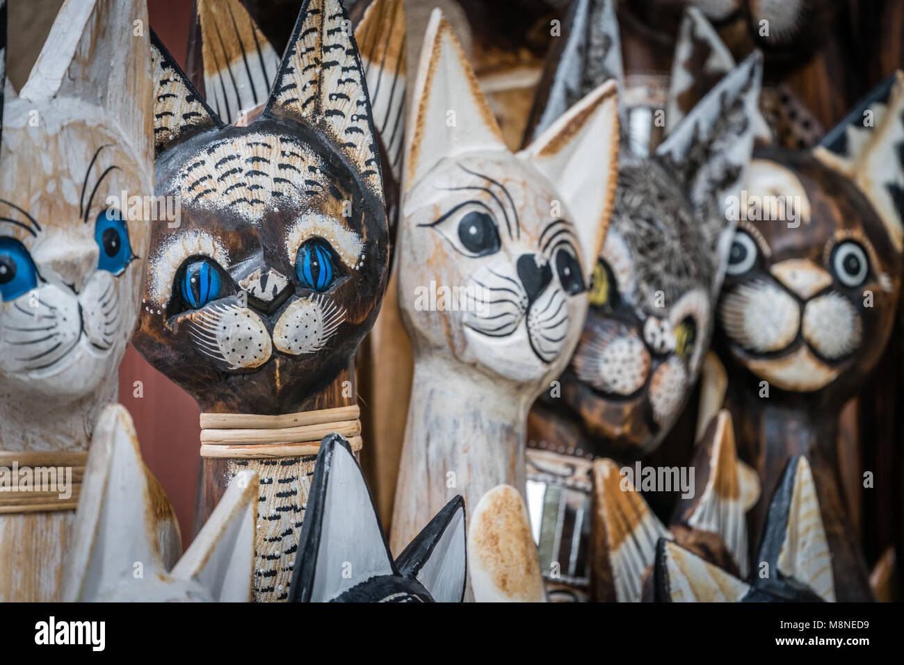 Figuras de madera de gato fotografías e imágenes de alta resolución - Alamy