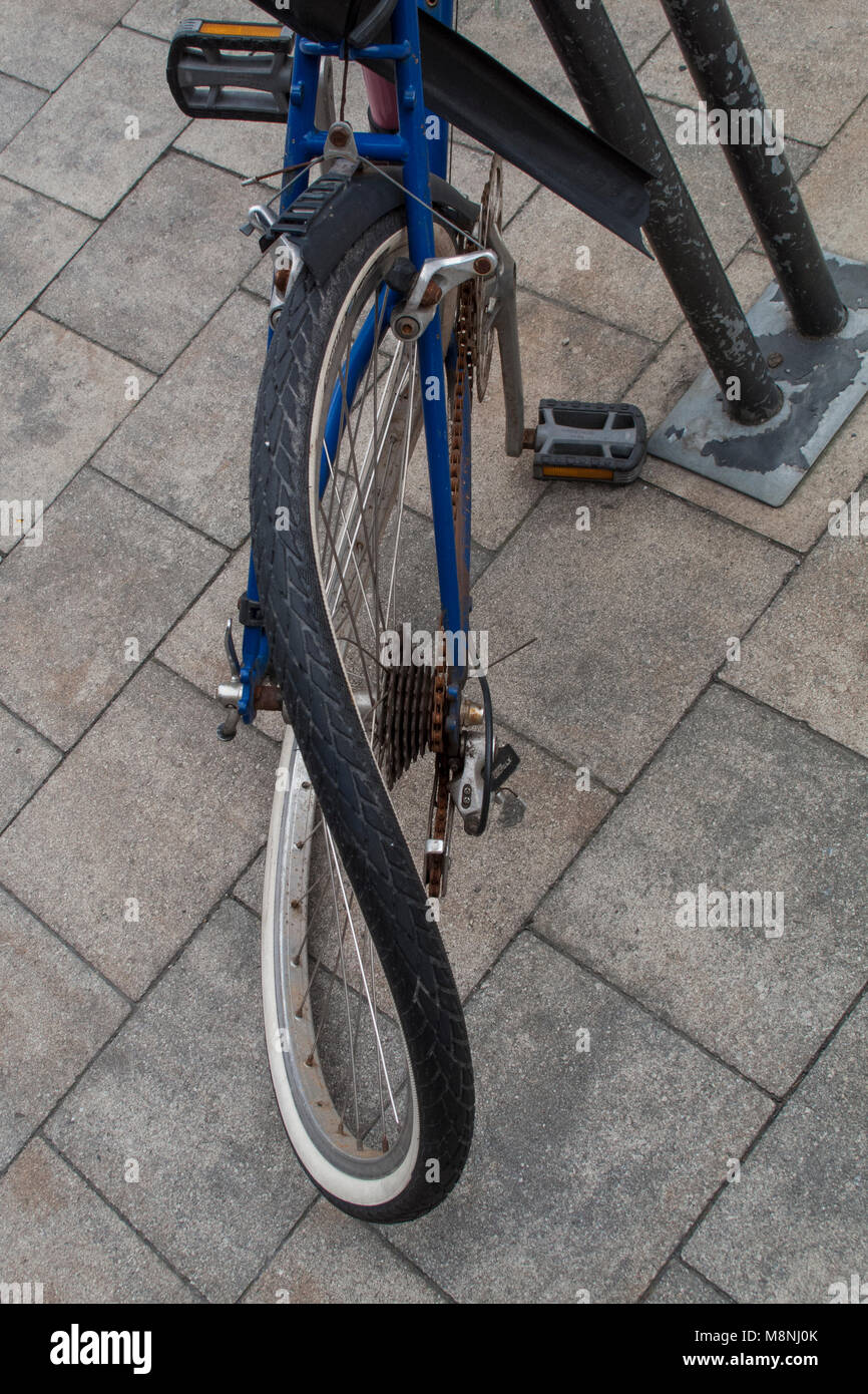 Rueda de bicicleta doblada fotografías e imágenes de alta resolución - Alamy