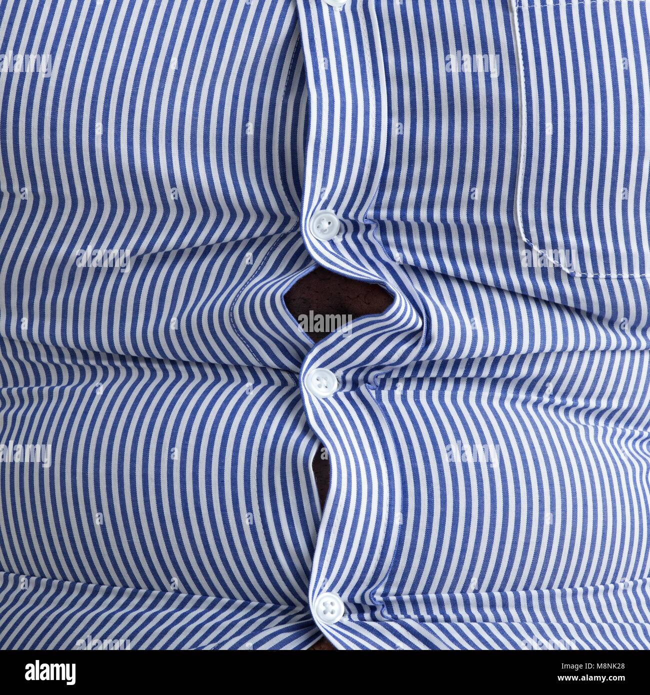 Sobrepeso hombre vestido con camisa a rayas azules con botones saltones. Foto de stock