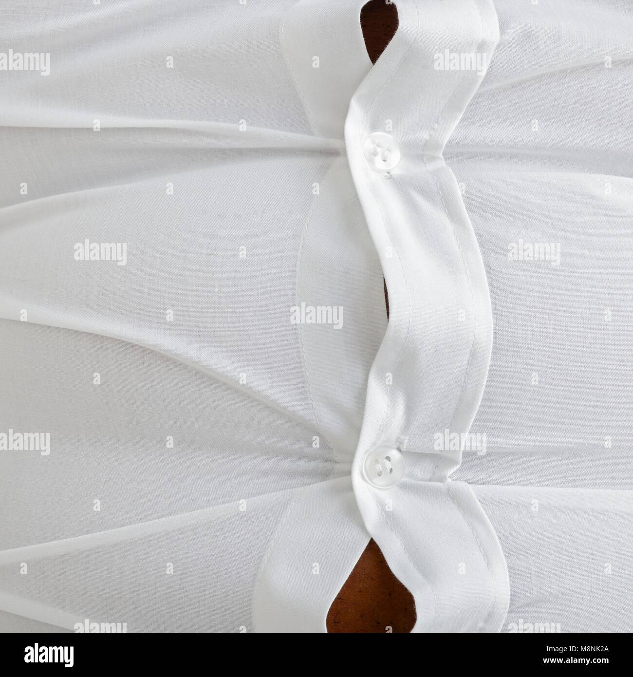 Sobrepeso hombre vestido con camisa blanca con botones saltones. Foto de stock