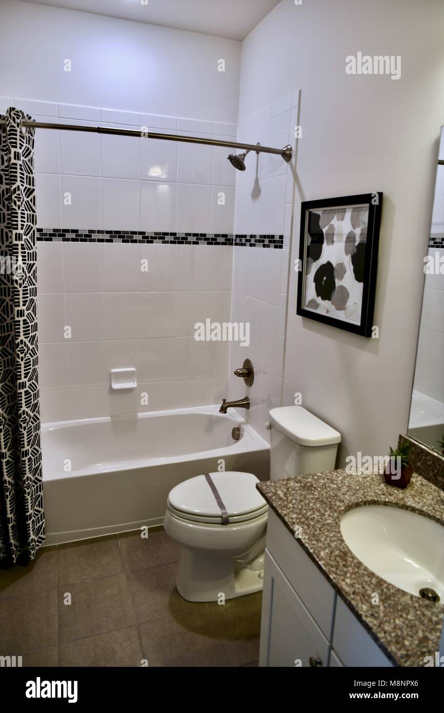 Vista de baño dentro de casa moderna Foto de stock