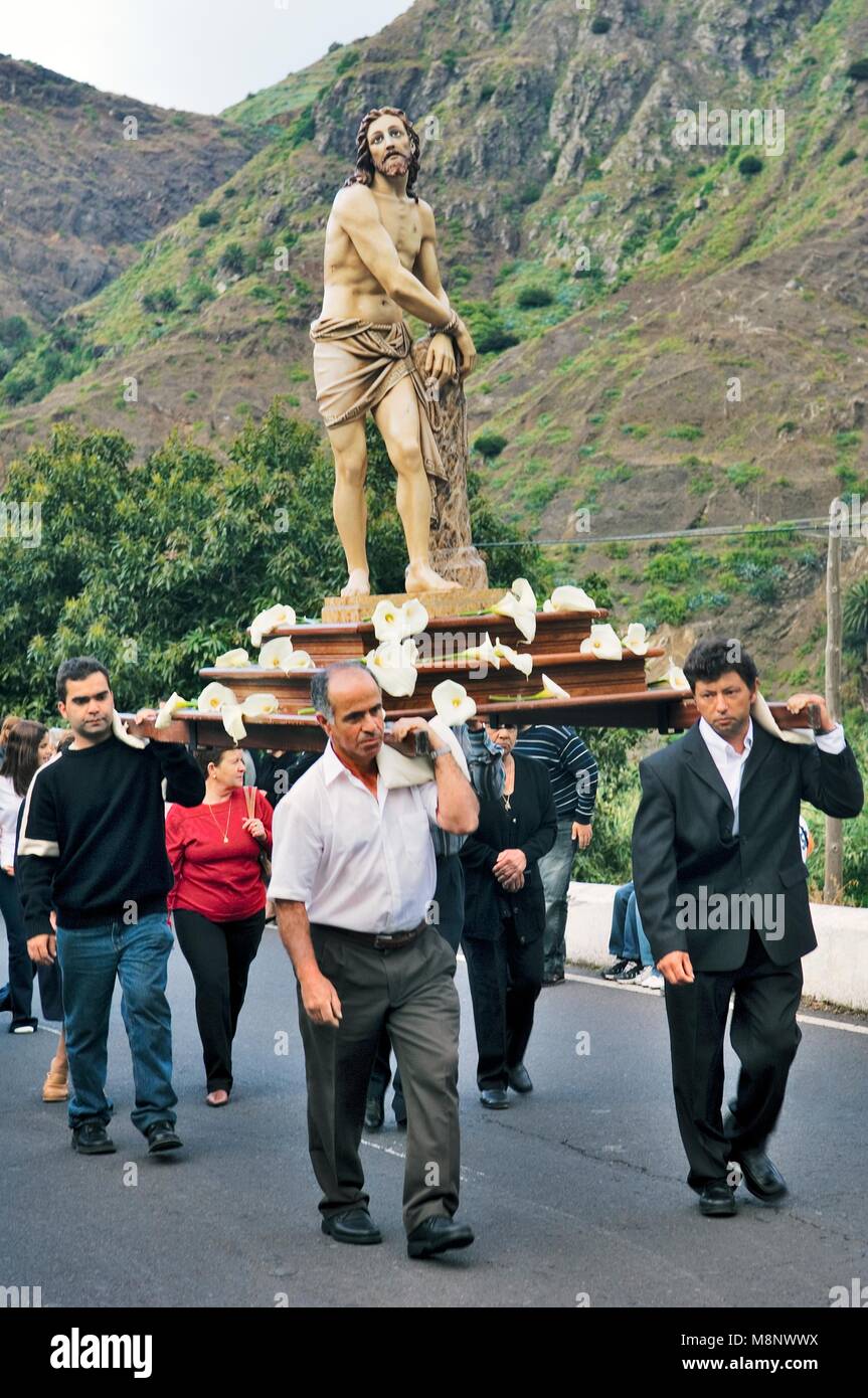 Viernes de Pascua, La Gomera, Islas Canarias. Efigie de Cristo lleva a la iglesia de Santo Domingo de Guzmán en el valle de Hermigua Foto de stock