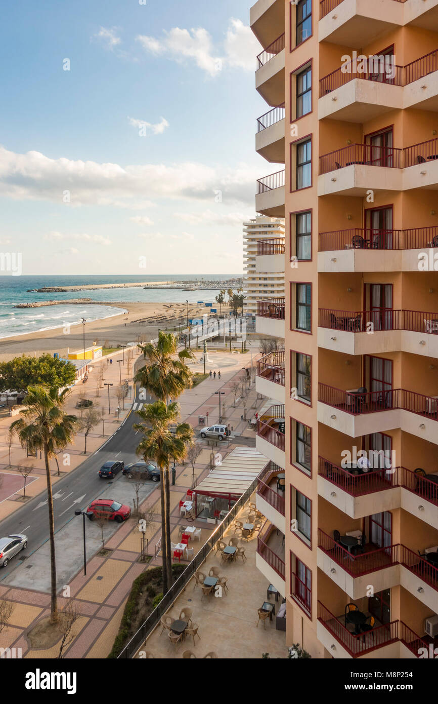 Bloque de apartamentos, condominios, plana, ver la playa y el puerto de  Fuengirola, Andalucía, España Fotografía de stock - Alamy