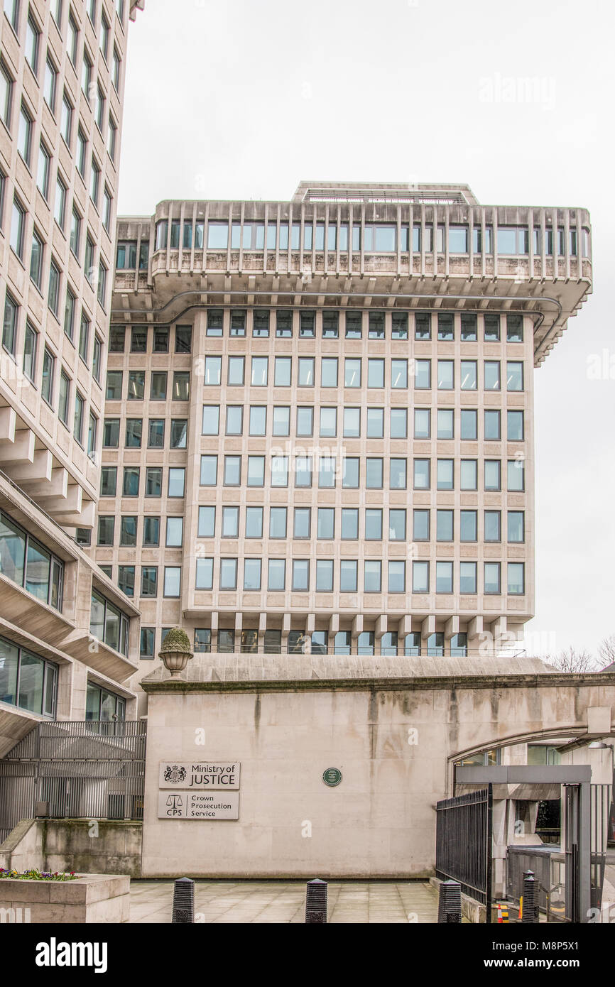 El edificio de hormigón de la sección de la Fiscalía de la corona del gobierno británico del servicio civil del Ministerio de Justicia en un frío día de primavera en Londres, E Foto de stock