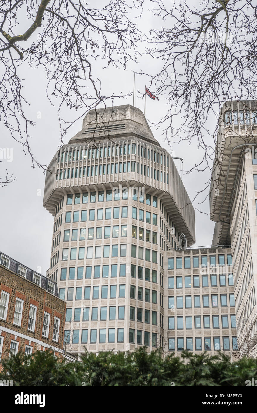 El edificio de hormigón de la sección de la Fiscalía de la corona del gobierno británico del servicio civil del Ministerio de Justicia en un frío día de primavera en Londres, E Foto de stock