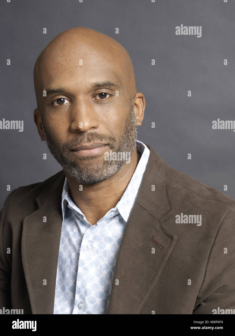 Retrato de estudio de mediana edad macho negro en sus primeros cincuenta años contra fondo neutro Foto de stock