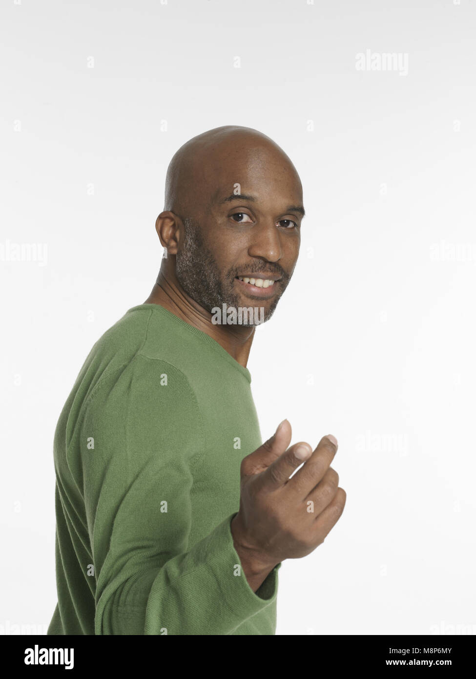 Retrato de estudio de mediana edad macho negro en sus primeros cincuenta años contra fondo neutro Foto de stock