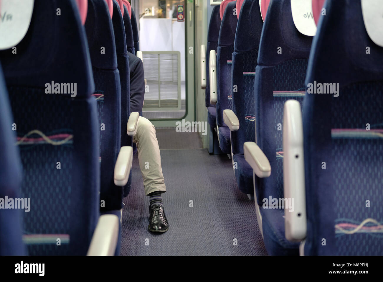 Un hombre anónimo en un tren. Foto de stock