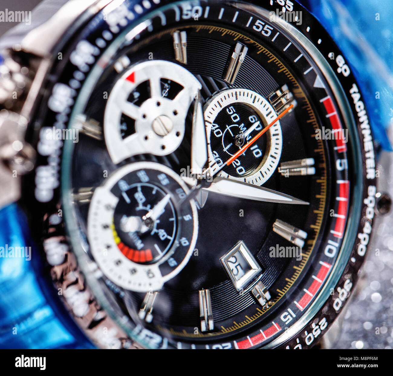 Vista de cerca del bonito reloj de pulsera del hombre Vista de cerca del bonito reloj de pulsera del hombre