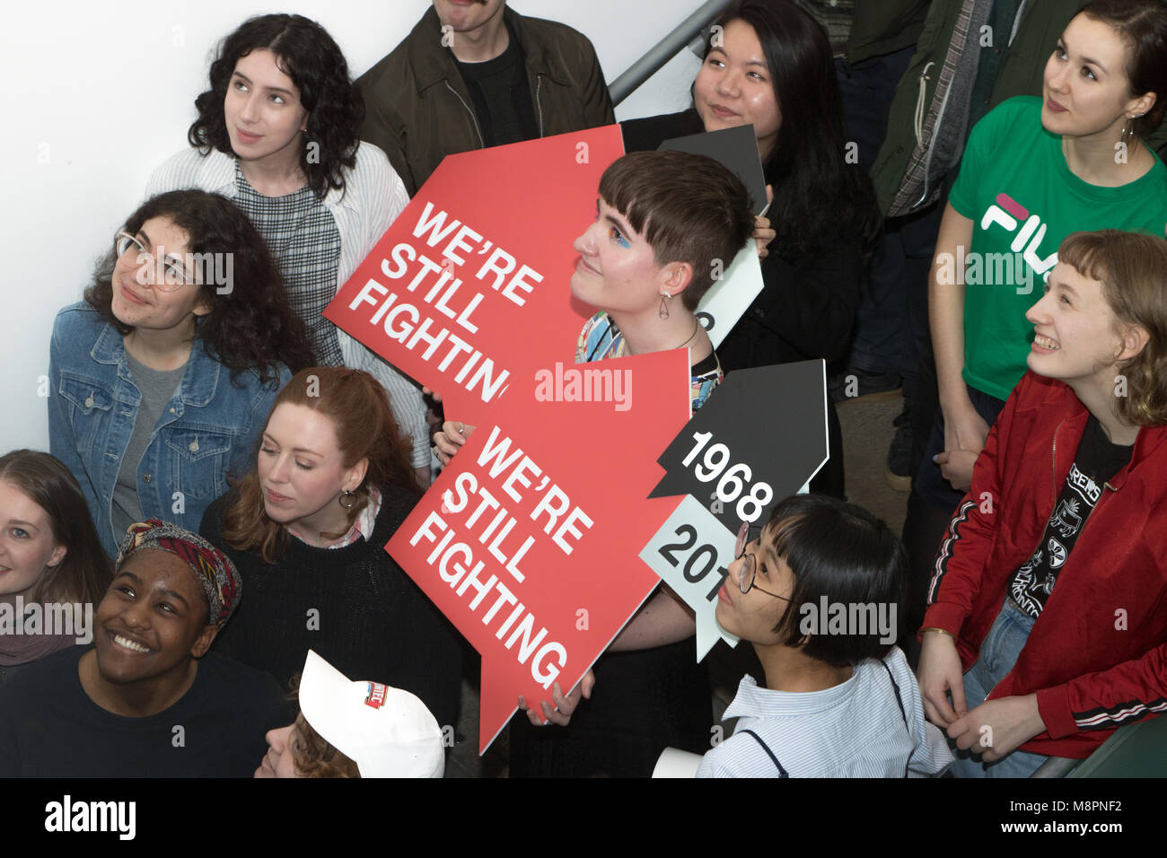 Glasgow, Escocia, Reino Unido. El 19 de marzo, 2018. Dos estudiantes de Diseño y Comunicación en la Escuela de Arte de Glasgow (GSA) han ganado un concurso para el diseño de un logotipo para la vivienda y falta de vivienda, la vivienda de caridad del 50º aniversario de Escocia. Los jóvenes diseñadores, Emily Wang (de 21 años de edad, procedente de Hong Kong) y Sophie Rowan (de 21 años de edad, desde Motherwell), presentado conceptos para el concurso, a juzgar por el GSA y refugio en Escocia. En la foto (centro) son Emily y Sophie entre sus compañeros. Iain McGuinness / Alamy Live News Foto de stock