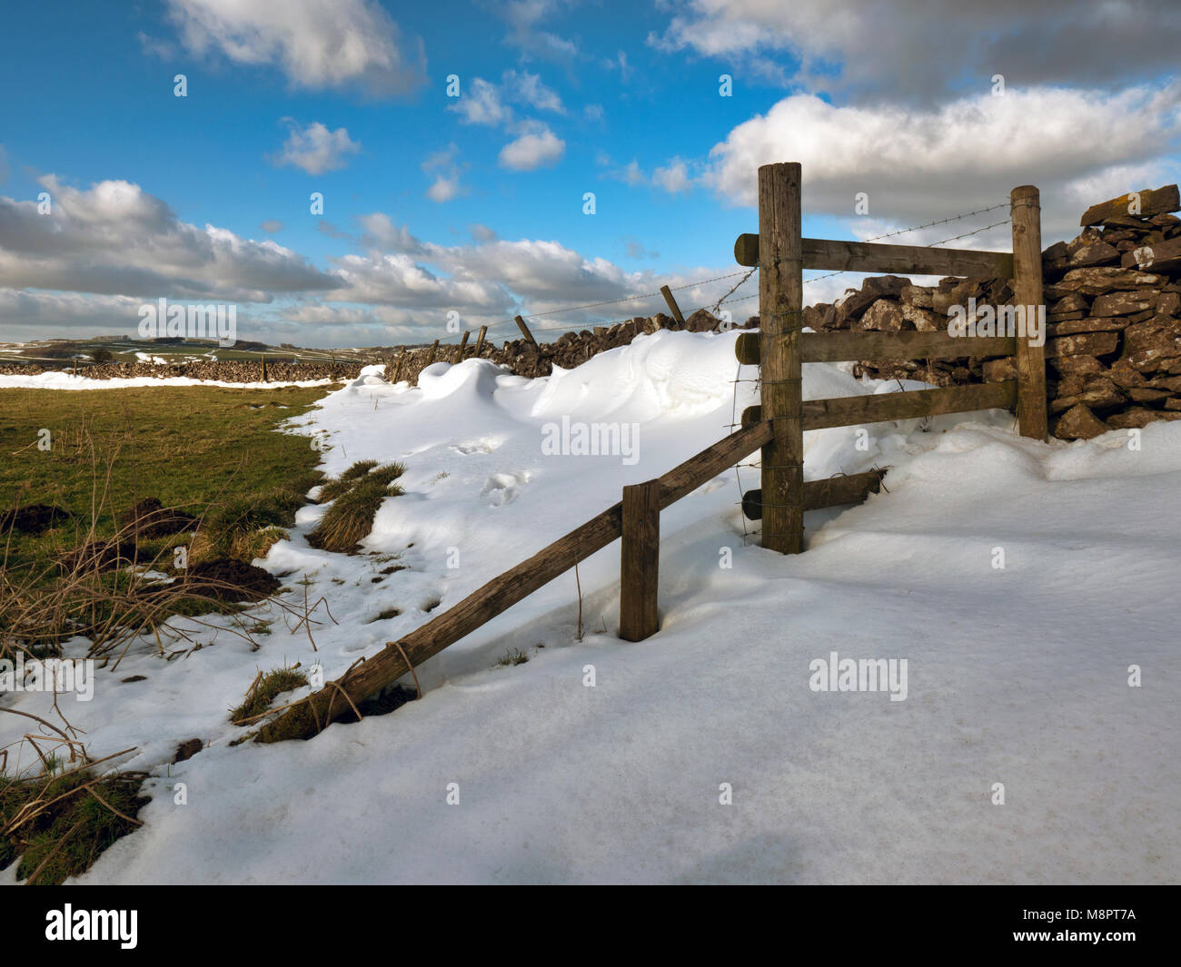 Tissington, Peak District National Park, Derbyshire, Reino Unido. El 19 de marzo, 2018. El clima del Reino Unido: El último de la arrastraba la nieve como se derrite, cerca de la aldea de Tissington en el Peak District National Park, Derbyshire, Inglaterra, Gran Bretaña Credit: Doug Blane/Alamy Live News Foto de stock