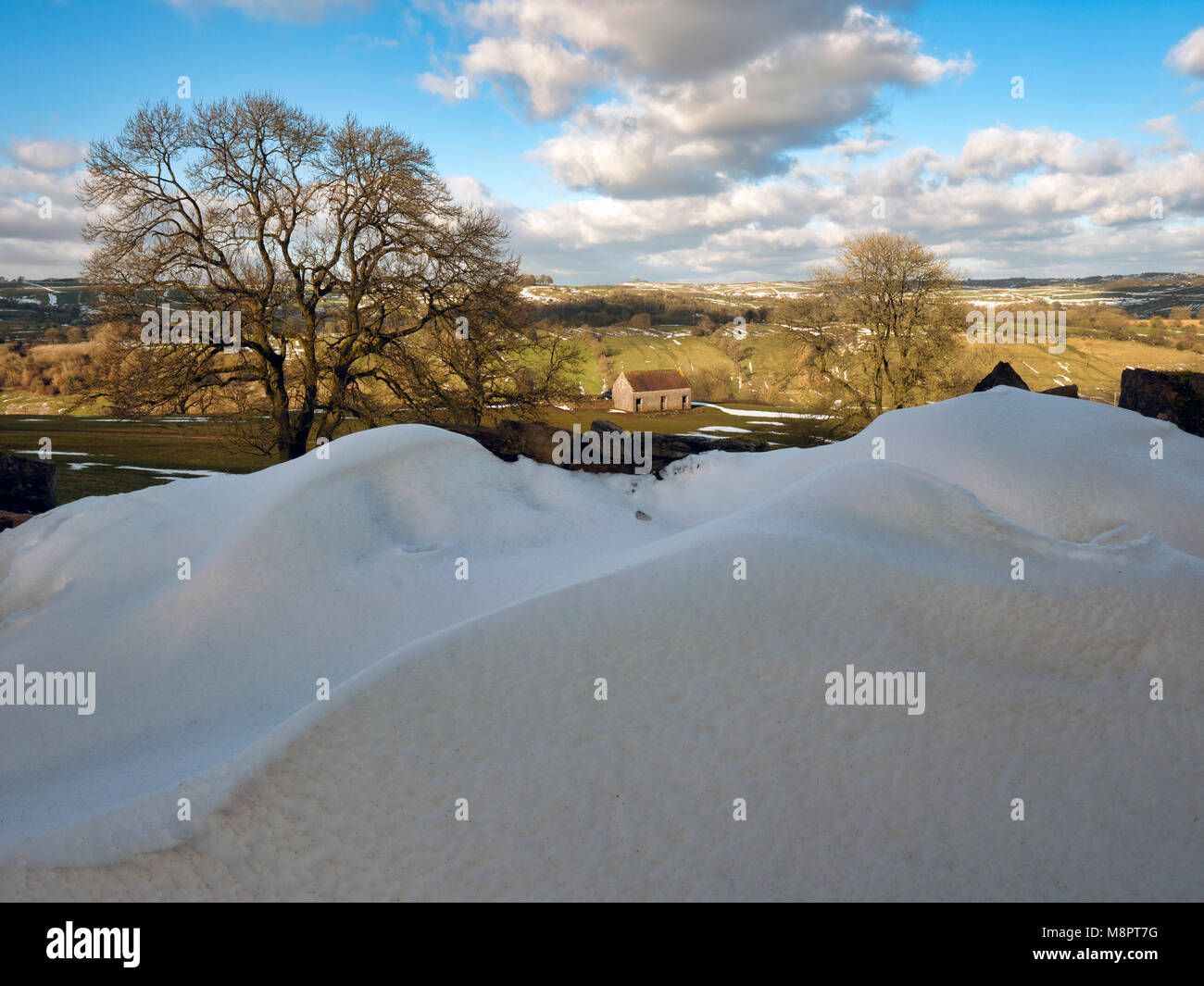 Tissington, Peak District National Park, Derbyshire, Reino Unido. El 19 de marzo, 2018. El clima del Reino Unido: El último de la arrastraba la nieve como se derrite, cerca de la aldea de Tissington en el Peak District National Park, Derbyshire, Inglaterra, Gran Bretaña Credit: Doug Blane/Alamy Live News Foto de stock