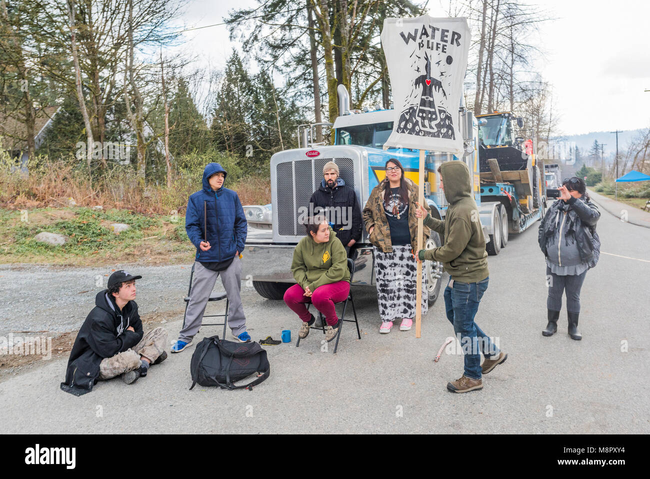 Canalización contra los manifestantes detenidos en la entrada al Kinder Morgan Pipeline Terminal, Burnaby, British Columbia, Canadá Foto de stock