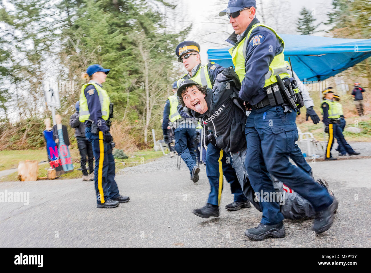 Canalización contra los manifestantes detenidos en la entrada al Kinder Morgan Pipeline Terminal, Burnaby, British Columbia, Canadá Foto de stock
