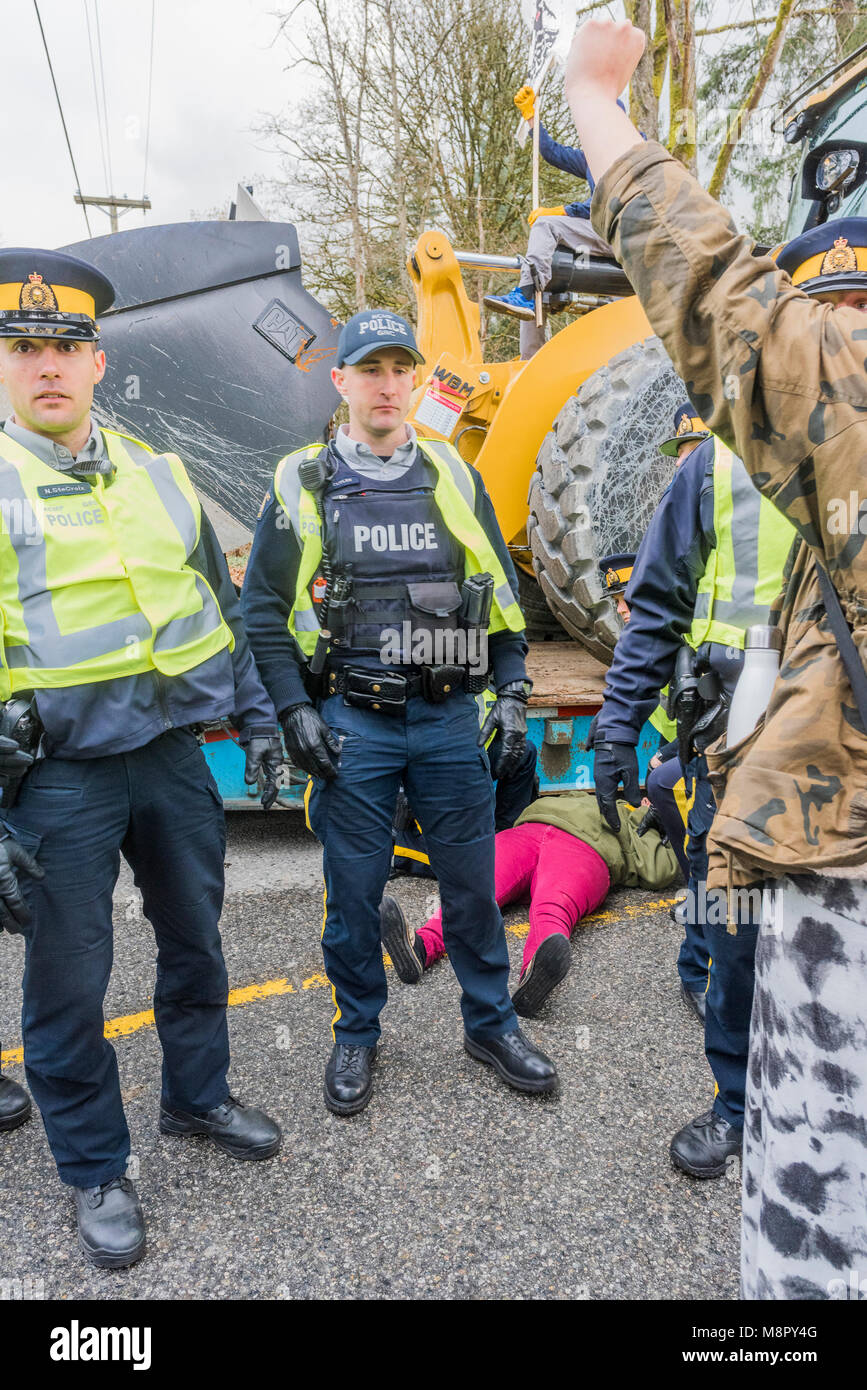 . Canalización contra los manifestantes detenidos en la entrada al Kinder Morgan Pipeline Terminal, Burnaby, British Columbia, Canadá Foto de stock
