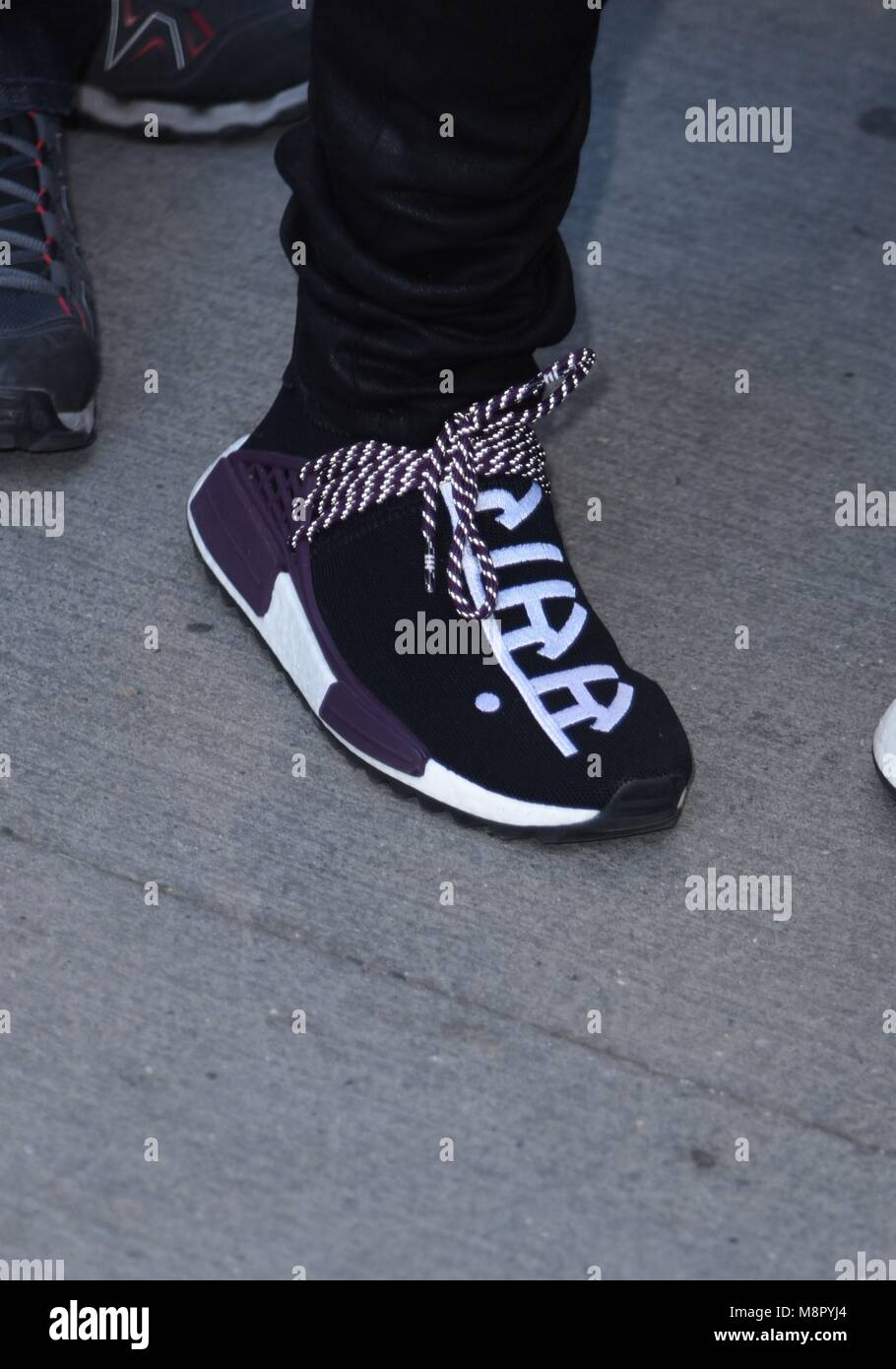 Nueva York, NY, EUA. 19 Mar, 2018. DJ MARTIN Garrix, detalle de zapatillas, Pharrell x Adidas Hu Trail Igualdad y acerca del Celebrity Candids - MON, Nueva York, NY, 19 de