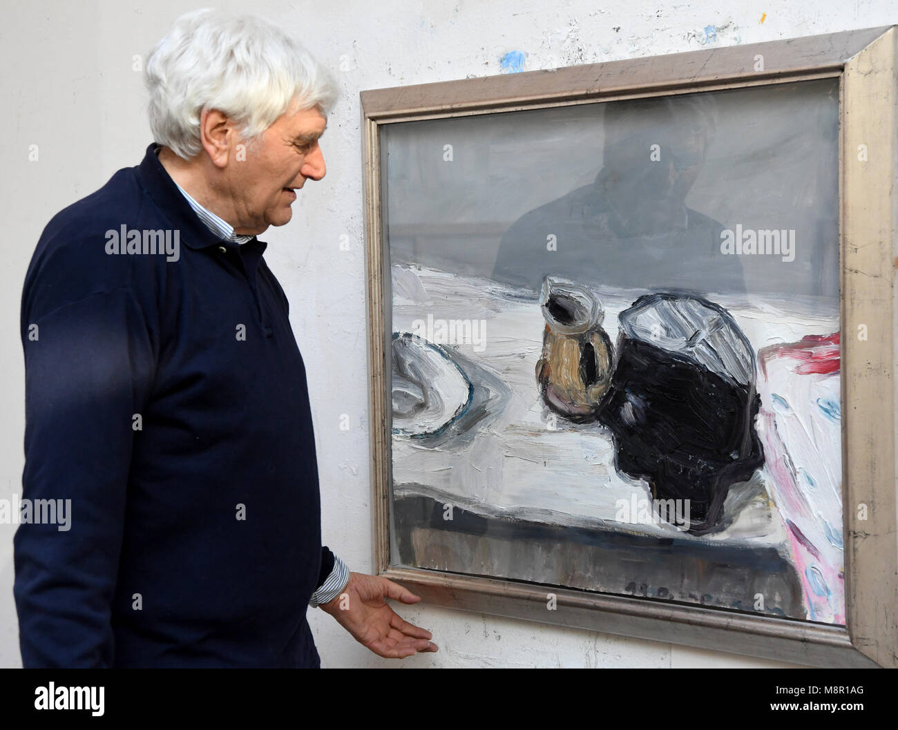 19 de marzo de 2018, Alemania: El pintor Duestnishy Klaus Fussmann situado  junto a una de sus obras en su estudio cerca Gelting. Fussmann gira 80 años  el 24 de marzo de