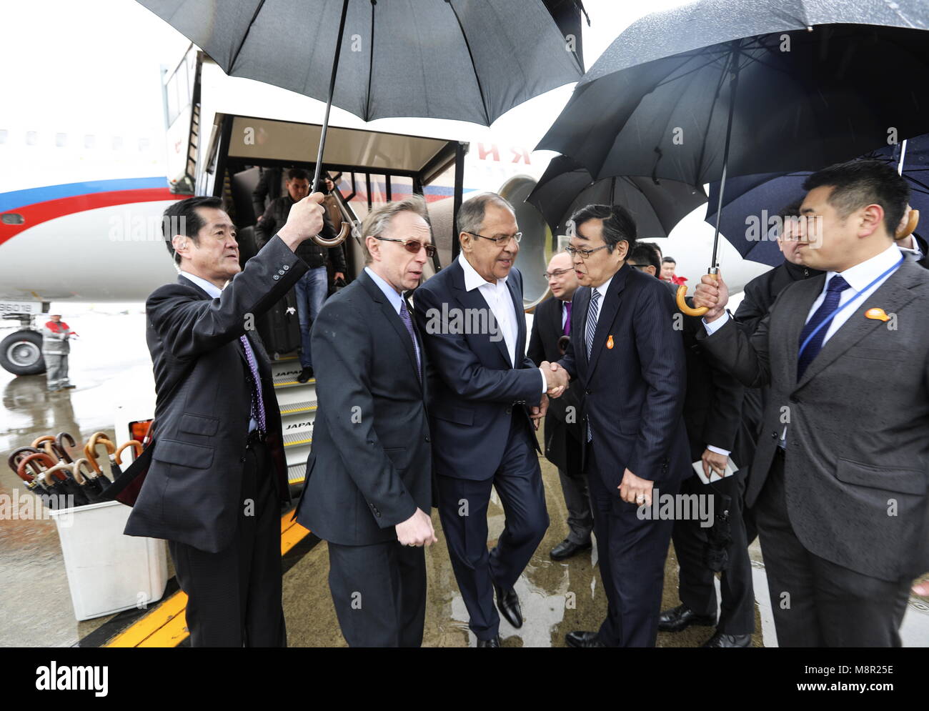 Tokio, Japón. 20 Mar, 2018. El Ministro japonés de Economía, Comercio e Industria Hiroshige Seko acoge el Ministro de Relaciones Exteriores de Rusia Sergei Lavrov y el embajador ruso Mikhail Galuzin Japón (R-L en el oriente) en el aeropuerto internacional de Haneda. Alexander Schcherbak/TASS Crédito: Agencia de Noticias ITAR-TASS/Alamy Live News Foto de stock