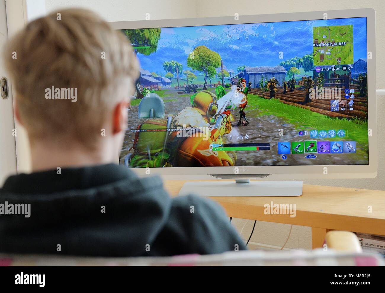 osterode am harz alemania 19 mar 2018 un nino esta jugando el - imagenes de ninos jugando fortnite