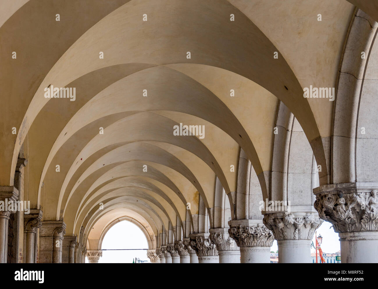 Los arcos y pilares del Palacio Ducal (Plaza de San Marcos, en Venecia, Italia) Foto de stock