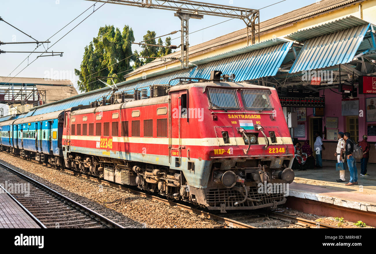 Tren de pasajeros en la estación de ferrocarril de empalme Jalgaon Foto de stock